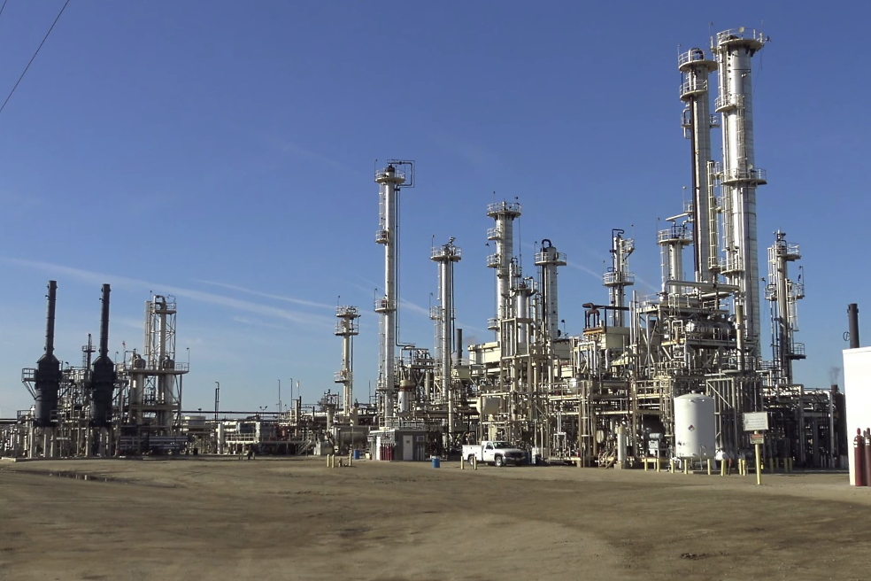 Важным этапом строительства регазификационного терминала СПГ является установка серии теплообменников, которые будут пропускать газ в процессе его испарения