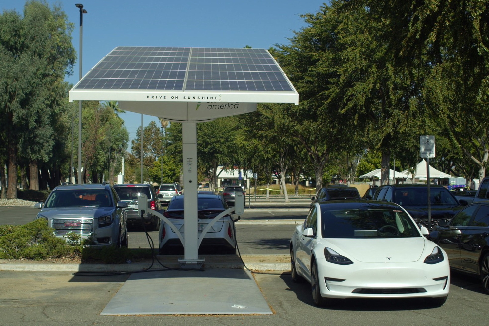 Проекты зеленой энергетики рассеяны в пространстве и времени, а их эффективное финансирование требует эффекта масштаба Проекты зеленой энергетики рассеяны в пространстве и времени, а их эффективное финансирование требует эффекта масштаба